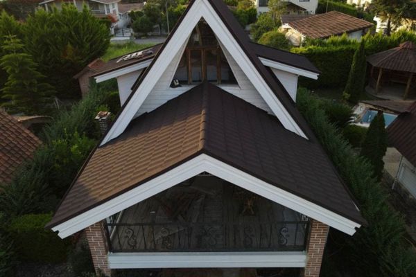 انتخاب پوشش مناسب سقف شیبدار مناطق بادگیر