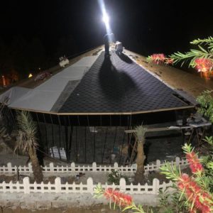 اجرای سقف گنبدی آلاچیق با پوشش شینگل در لاهیجان